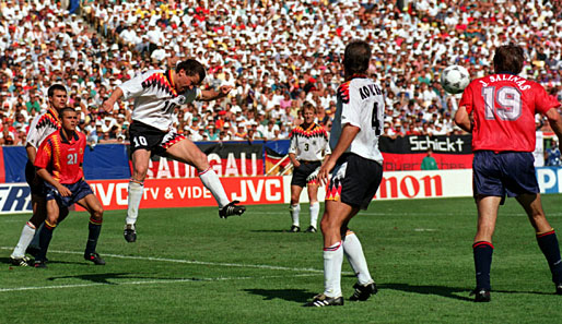 WM 1994: Nach sechs Jahren Pause das nächste Aufeinandertreffen. Abwehrchef Lothar Matthäus klärt im Strafraum, Kohler und Berthold schauen zu
