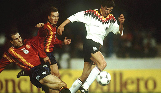 Die letzten drei Partien gegen die Iberer waren jeweils Freundschaftsspiele. 1995 gab's in Jerez ein müdes 0:0. Im Bild: Das Duell zwischen Möller und Voro