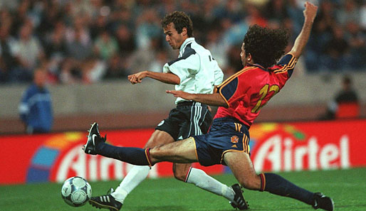 Hannover, August 2000: Der höchste Sieg gegen Spanien, und das beim Trainer-Debüt von Rudi Völler! Mehmet Scholl markiert sein zweites Tor zum 2:0