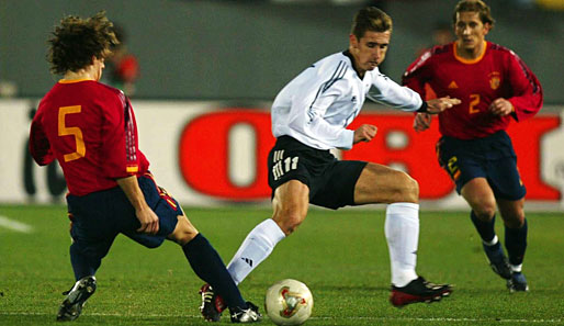 Mallorca, 2003: Das letzte Aufeinandertreffen ging mit 1:3 verloren, zeitgleich die höchste Pleite gegen Spanien. Klose kämpft mit Puyol um den Ball