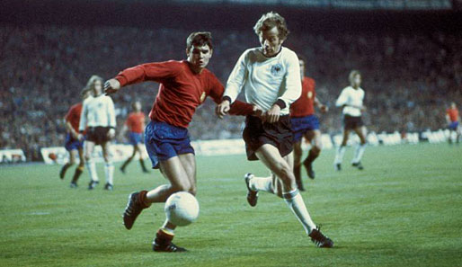 1976, Madrid: Erste EM-Begegnung beider Teams. Das Viertelfinal-Hinspiel endete 1:1. Hier beharken sich Jose Antonio Camacho und Herbert Wimmer