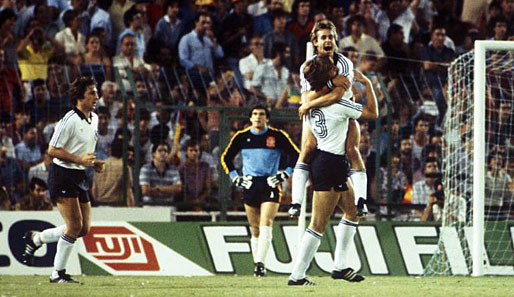 1982 traf man sich im Gruppenspiel in Madrid wieder: Uwe Reinders jubelt mit dem Torschützen zum 1:0, Pierre Littbarski. Klaus Fischer schaut zu...