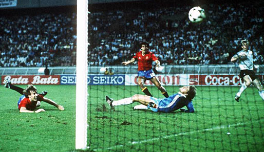 EM 1984: Die erste ganz bittere Pleite. Im letzten Gruppenspiel besiegelte das Tor des Tages von Antonio Maceda (90.) das vorzeitige Aus der Deutschen