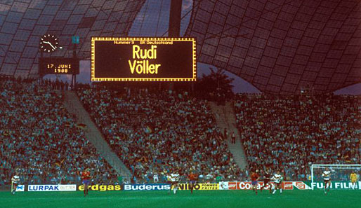 EM 1988: Die Deutschen, allen voran Rudi Völler, schlagen in München zurück und schicken die Spanier vorzeitig nach Hause