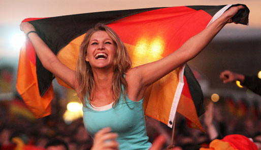 Die weiblichen Fans sind, wie hier in Hamburg, beim Fußball nicht mehr wegzudenken und fiebern mitlerweile genauso mit, wie die männliche Zunft