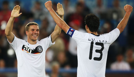 Michael Ballack und Lukas Podolski streckten die Arme in den Schweizer Nachthimmel...