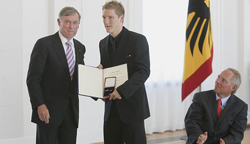August 2006: Aus den Händen von Bundespräsident Horst Köhler erhält Schweini das Silberne Lorbeerblatt