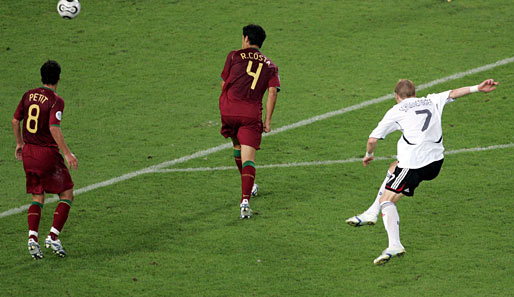 Die WM in Deutschland macht Schweini zum Superstar. Im kleinen Finale gegen Portugal (3:1) trifft er zwei Mal aus der Distanz
