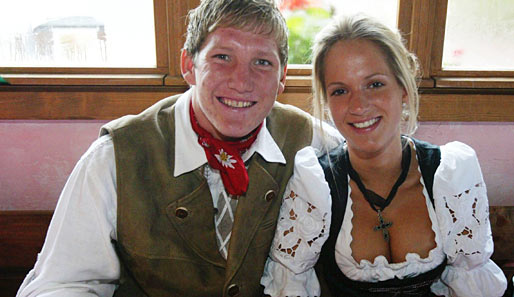 Der obligatorische Bayern-Termin: Schweini in zünftiger Tracht auf dem Oktoberfest 2003 mit seines damaligen Freundin Daniela