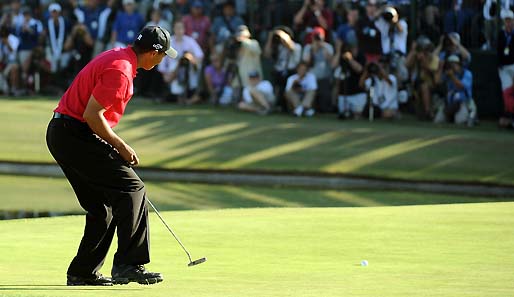 Tiger Woods rettet sich mit einem Birdie am 72. Loch ins Stechen