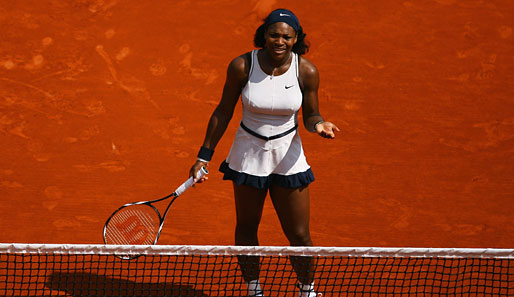 Serena Williams mal zur Abwechslung hochgeschlossen. Sieht besser aus, geholfen hat's - wie der verzweifelte Gesichtsausdruck verrät - aber nichts
