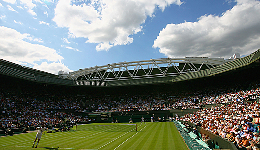 Die Filzkugeln fliegen wieder über den heiligen Rasen im Centre Court von Wimbledon. Selbst das Wetter spielte am Eröffnungstag mit