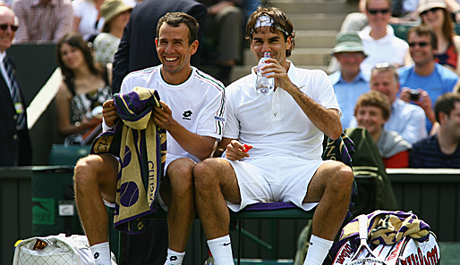 Tag 1: Den Anfang machte Vorjahressieger Roger Federer (r.). Sein Gegner Dominik Hrbaty hatte nur zwischen den Spielen gut lachen