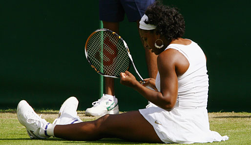 Serena Williams sitzt zwar auf dem Hosenboden, doch gewonnen hat die gegen Urszula Radwanska trotzdem