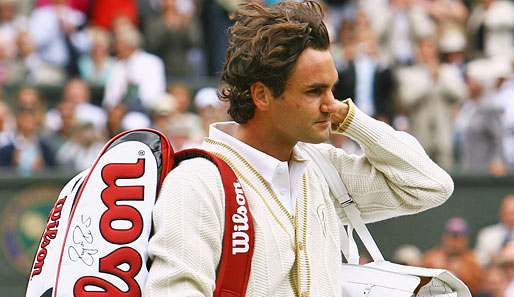 Roger Federer blieb dagegen souverän und strich sich entspannt durch die wilden Haare