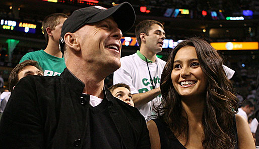 Bruce Willis führte seine neue Freundin Emma Hemmings mal zum Basketball aus. Hübsch die beiden