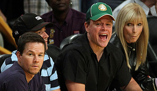 Matt Damon feuerte seine Celtics an, was die Dame neben ihm sichtlich überraschte. Mark Wahlberg (l.) ließ es da schon ruhiger angehen