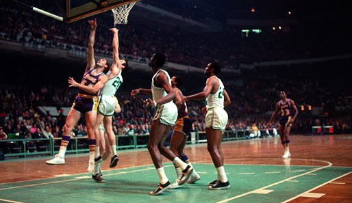 Wieder Jerry West in Aktion: Seiner Silhouette wurde das NBA-Logo nachempfunden. 1972 gewann er im siebten Anlauf seinen einzigen Titel