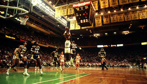 Finals 1987: Robert Parrish in Aktion. Wieder gewannen die Lakers. 4-2 hieß es damals, und Magic Johnson war Finals-MVP