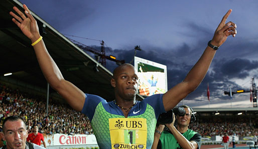 Der Jamaikaner verbessert den Weltrekord erst auf 9,77 und 2007 schließlich auf 9,74 Sekunden