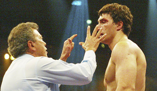 8. März 2003: Schock! Klitschko verliert seinen WBO-Titel an Corrie Sanders durch TKO in der 2. Runde