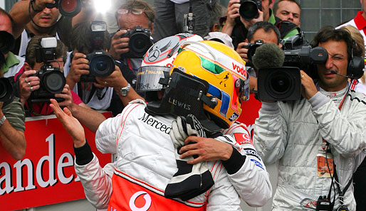 Trotzdem: Großer Jubel bei McLaren-Mercedes. Kein Wunder: Denn Lewis Hamilton holt sich die neunte Pole-Position seiner Karriere