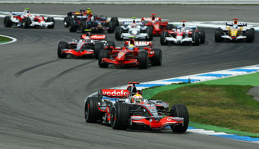 In der ersten Kurve wird es zwischen Felipe Massa und Heikki Kovalainen eng. Massa behält die Oberhand und sichert sich Platz zwei