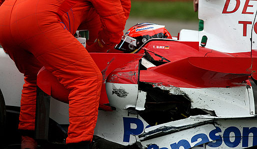 Schrecksekunde für Timo Glock: An seinem Toyota bricht bei der Einfahrt auf die Start- und Zielgerade die Hinterradaufhängung