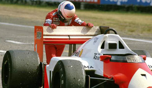 Einer der kuriosesten Momente der Hockenheim-Geschichte. Alain Prost ging 1986 wenige Meter vor der Ziellinie das Benzin aus