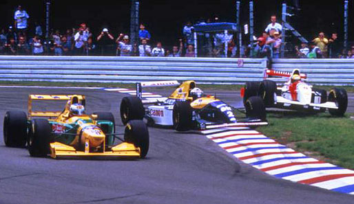 Auch 1993 war Schumi wieder in der Nähe, als es Ärger gab. Diesmal gerieten jedoch Alain Prost und Senna aneinander