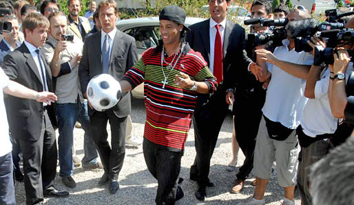 Der Ball durfte natürlich nicht fehlen: Für die zahlreichen Journalisten, die das Trainingszentrum belagerten, ließ Ronaldinho die Pille tanzen