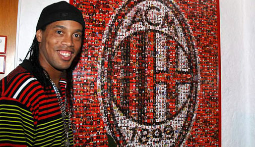 Grinsekatze meets Foto-Mosaik: Ronaldinho unterschrieb bei Mailand bis 2011 und soll pro Jahr rund 6,5 Millionen Euro netto verdienen
