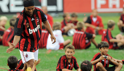 Handshake mit Kids: Ronaldinho hatte bei seiner Vorstellung richtig Spaß. Die "Gazzetta dello Sport" titelte: "Ronaldinho - das Wunder ist in Mailand"