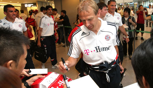 Geburtstagskind Jürgen Klinsmann schreibt fleißig Autogramme. Lucio ist sichtlich gutgelaunt