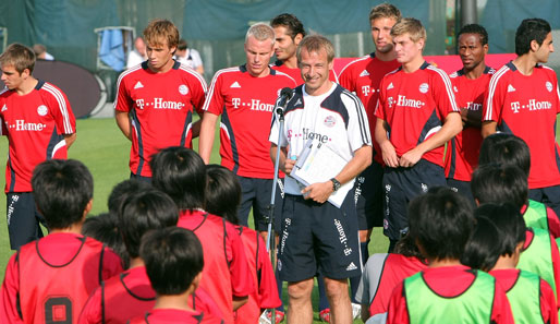 Klinsmann begrüßt zur Trainingseinheit den japanischen Nachwuchs