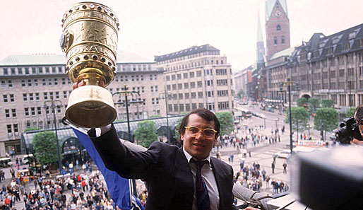 Nach Karriereende wurde Magath HSV-Manager. Hier feiert er nach dem 3:1-Erfolg über die Stuttgarter Kickers den DFB-Pokalsieg im Juni 1987