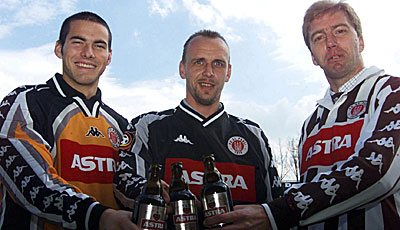 Ein echtes Urgestein: Holger Stanislawski posiert mit seinen Mannschaftskollegen Heinz Weber (l.) und Andre Trulsen