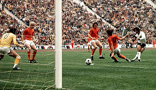 Doch die Deutschen schlugen zurück und drehten dank des Treffers von Gerd Müller zum 2:1 die Partie. Das Olympiastadion stand Kopf