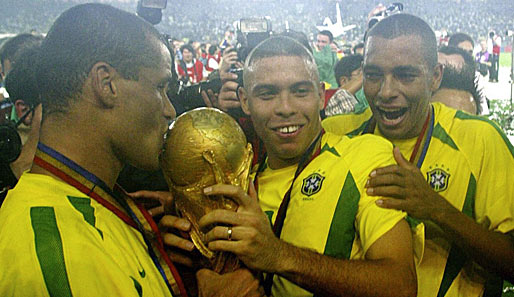 Rivaldo, Ronaldo und Gilberto Silva freuen sich in Yokohama über den fünften Weltmeistertitel für Brasilien