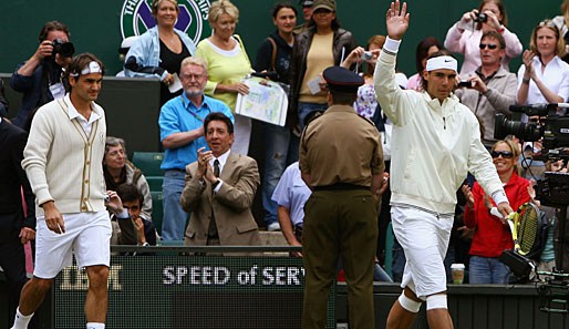 14 Uhr, Centre Court in Wimbledon: Roger Federer und Rafael Nadal betreten den heiligen Rasen