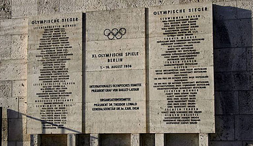 Für immer verewigt: Die Gewinner der XI. Olympischen Sommerspiele in Berlin 1936 auf einer Gedenktafel am Stadion