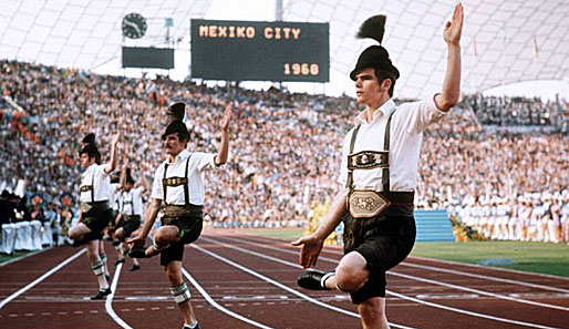 Grüß Gott bei'nand: München 1972 ist Gastgeber der zweiten Olympischen Spiele auf deutschem Boden - auch wenn das Schild anderes behauptet...