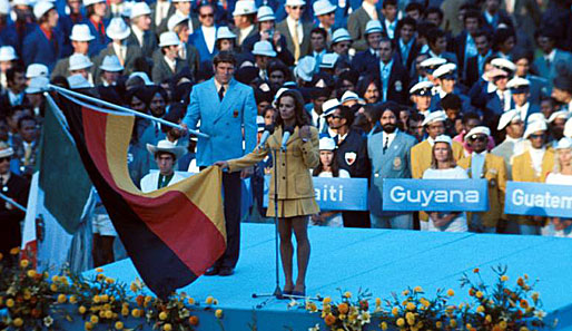 Leichtathletin Heidi Schüller spricht während der Eröffnungsfeier den Olympischen Eid der Sportler