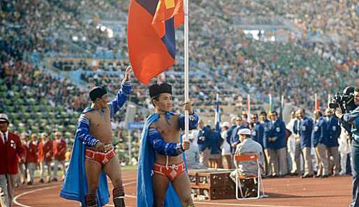 Zahlenmäßig deutlich unterlegen, nicht aber was die Kleiderwahl anbelangt: Die mongolischen Athleten mit Batman-Cape, Slip und Pickel-Mütze