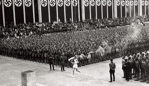Erstmals in der Geschichte findet einer olypischer Fackellauf statt. Die propagandistische Inszenierung Hitler-Deutschlands erreicht ihren Höhepunkt