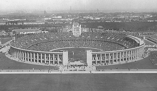 Der Stolz Berlins: Das ehrwürdige Olympiastadion erstrahlt in vollem Glanz. Extra für die Spiele wurde die Sportstätte für 76.000 Zuschauer erbaut