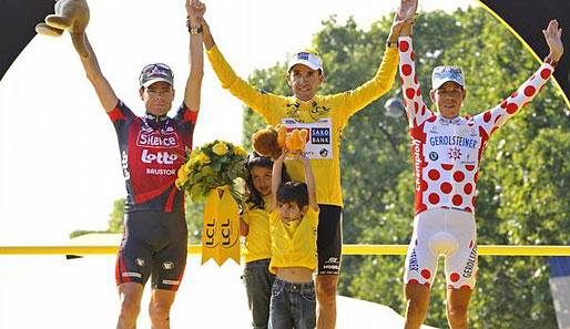 Das Siegerpodest der 95. Tour de France: Cadel Evans, Carlos Sastre und Bernhard Kohl (v.l.n.r.)