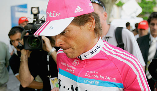 Vor der Tour 2006 wurde Jan Ullrich wegen der Verwicklung in den Fuentes-Fall von der Teilnahme ausgeschlossen und vom T-Mobile-Team suspendiert