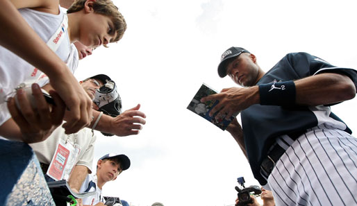 Heimspiel für Derek Jeter von den Yankees: Er schrieb fleißig Autogramme