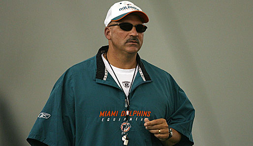 Das schlechteste Team der letzten Saison (1-15) greift auch wieder an. Die Miami Dolphins mit Head Coach Tony Sparano